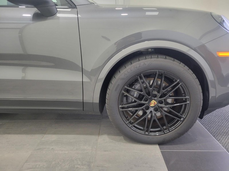 Porsche Cayenne Vehicle Full-screen Gallery Image 12