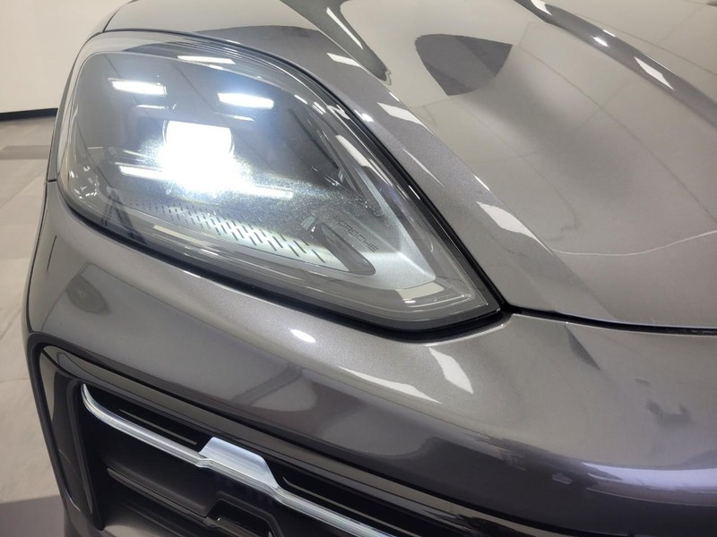 Porsche Cayenne Vehicle Full-screen Gallery Image 13