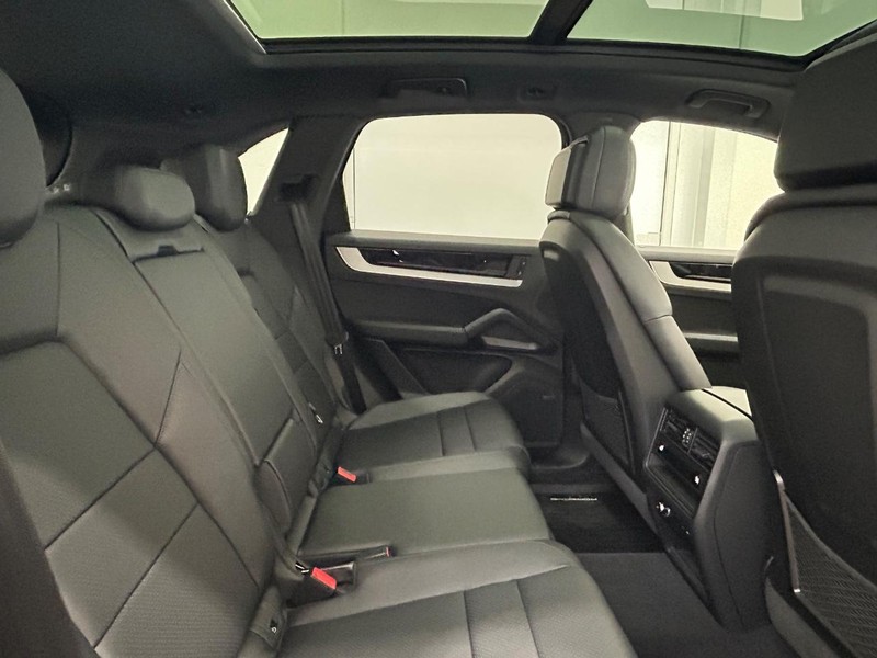 Porsche Cayenne Vehicle Full-screen Gallery Image 14