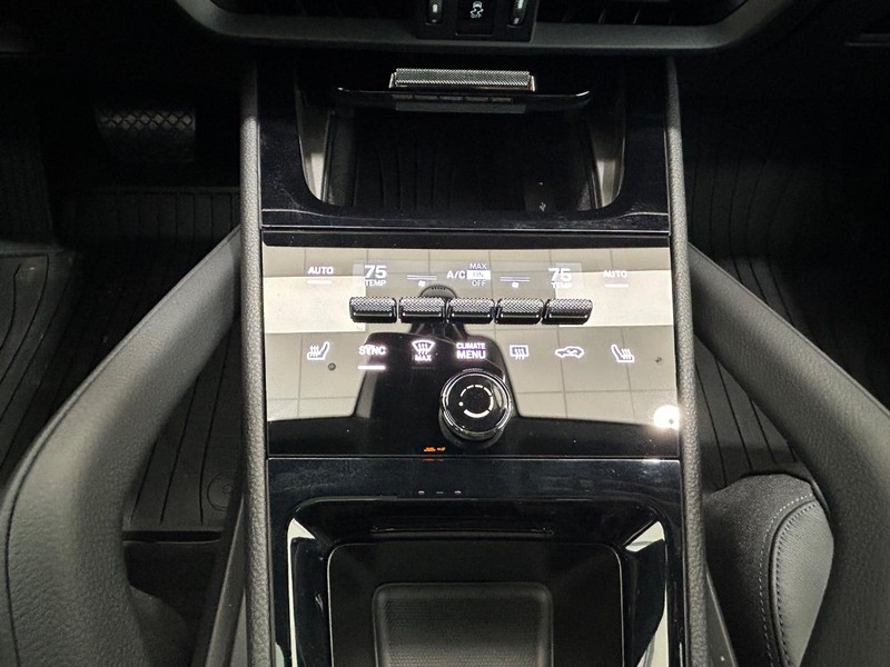 Porsche Cayenne Vehicle Full-screen Gallery Image 17