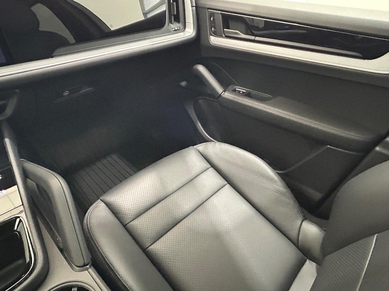 Porsche Cayenne Vehicle Full-screen Gallery Image 19