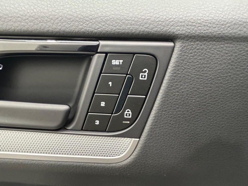 Porsche Cayenne Vehicle Full-screen Gallery Image 20