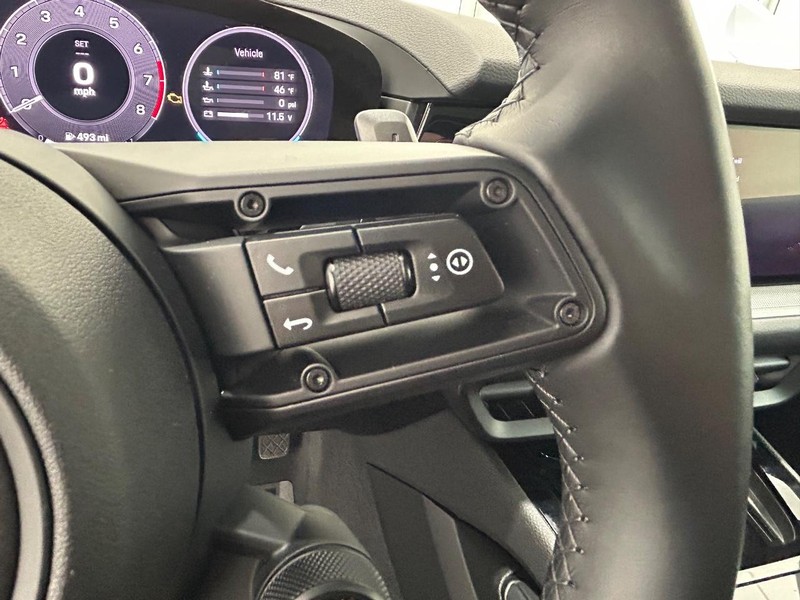 Porsche Cayenne Vehicle Full-screen Gallery Image 22