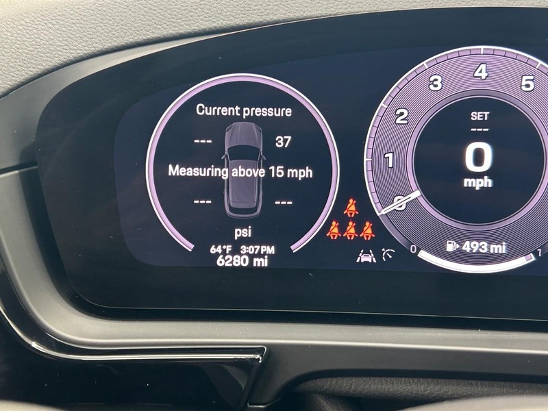 Porsche Cayenne Vehicle Full-screen Gallery Image 23