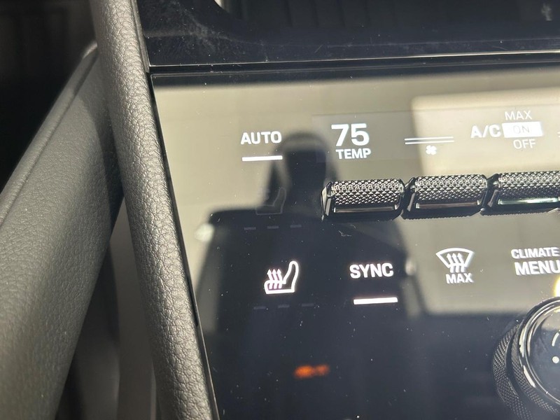 Porsche Cayenne Vehicle Full-screen Gallery Image 25