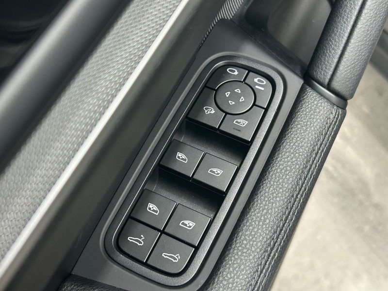 Porsche Cayenne Vehicle Full-screen Gallery Image 26