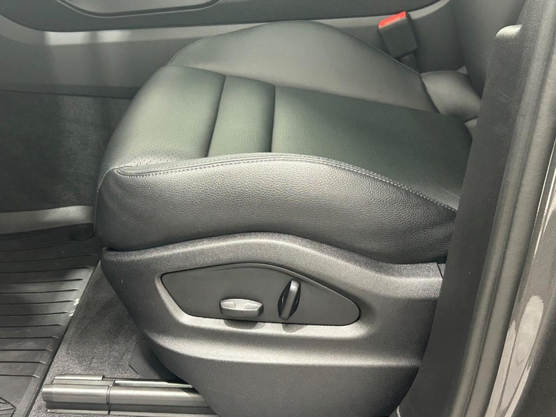 Porsche Cayenne Vehicle Full-screen Gallery Image 27