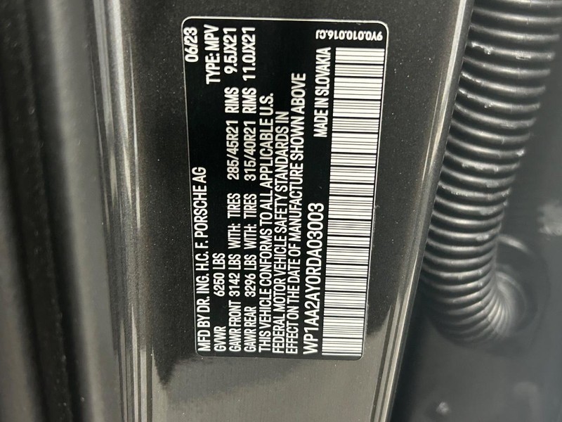 Porsche Cayenne Vehicle Full-screen Gallery Image 28