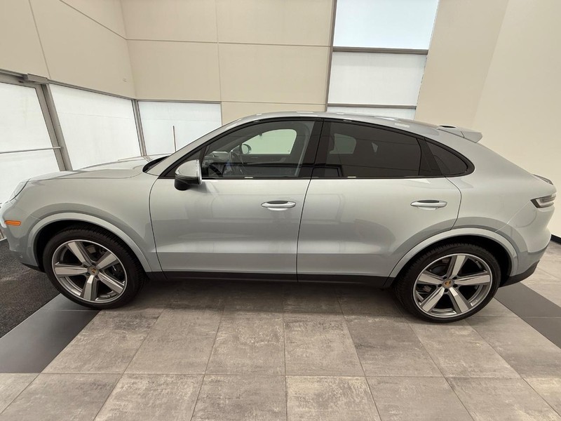 Porsche Cayenne Vehicle Full-screen Gallery Image 2