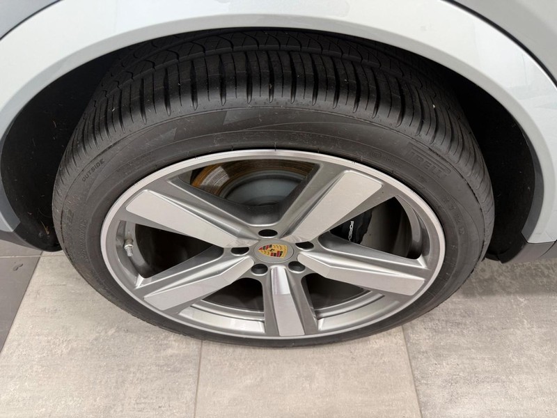 Porsche Cayenne Vehicle Full-screen Gallery Image 8