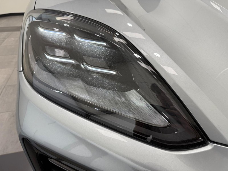 Porsche Cayenne Vehicle Full-screen Gallery Image 11