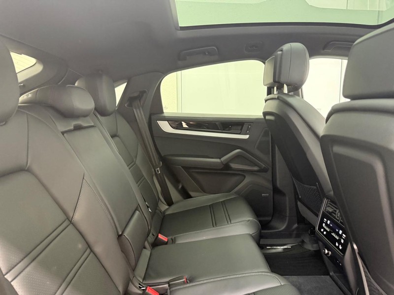 Porsche Cayenne Vehicle Full-screen Gallery Image 12