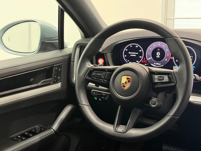 Porsche Cayenne Vehicle Full-screen Gallery Image 16