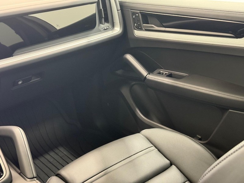 Porsche Cayenne Vehicle Full-screen Gallery Image 17