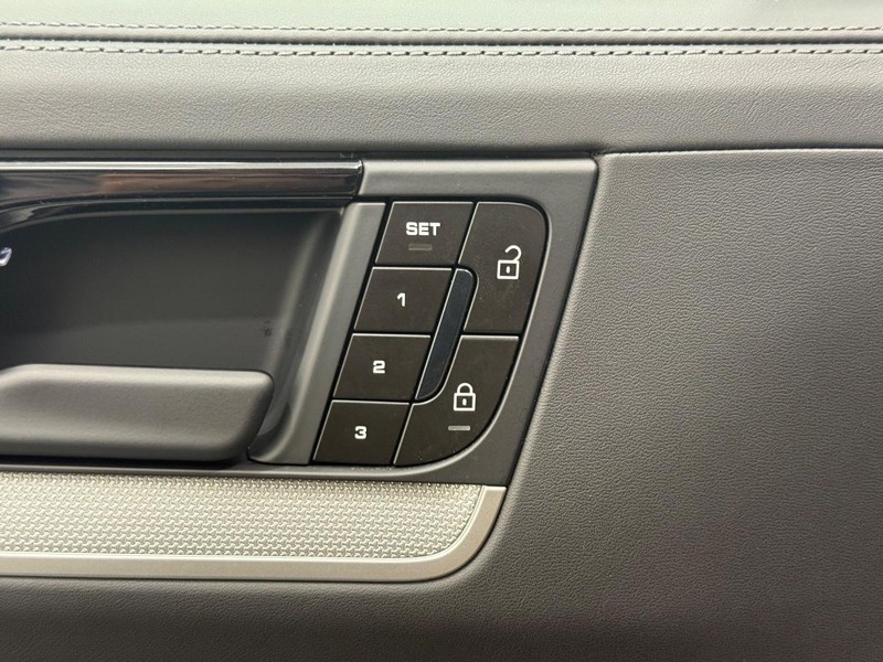 Porsche Cayenne Vehicle Full-screen Gallery Image 18