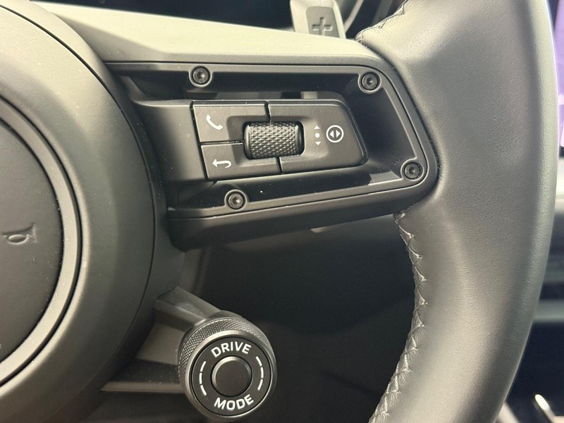 Porsche Cayenne Vehicle Full-screen Gallery Image 20