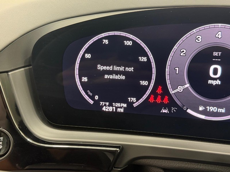 Porsche Cayenne Vehicle Full-screen Gallery Image 21