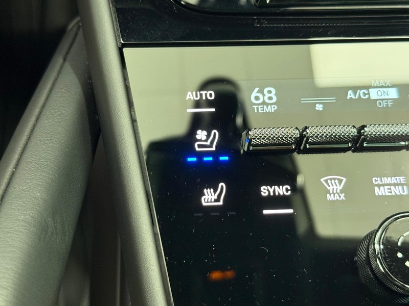 Porsche Cayenne Vehicle Full-screen Gallery Image 23