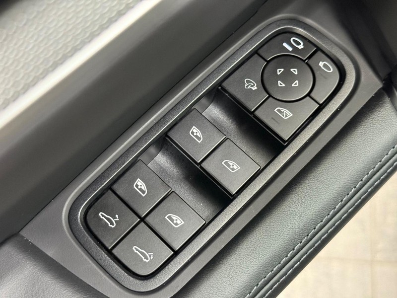 Porsche Cayenne Vehicle Full-screen Gallery Image 24