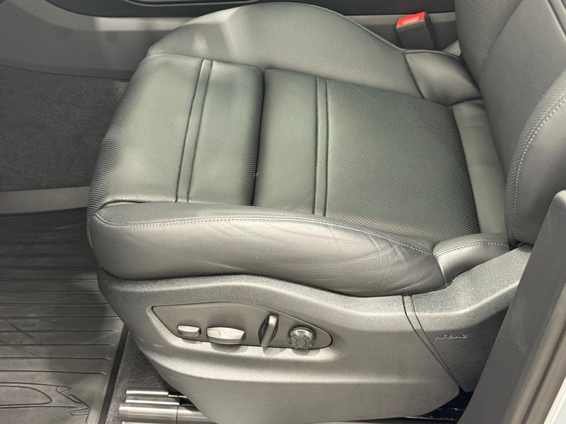 Porsche Cayenne Vehicle Full-screen Gallery Image 25