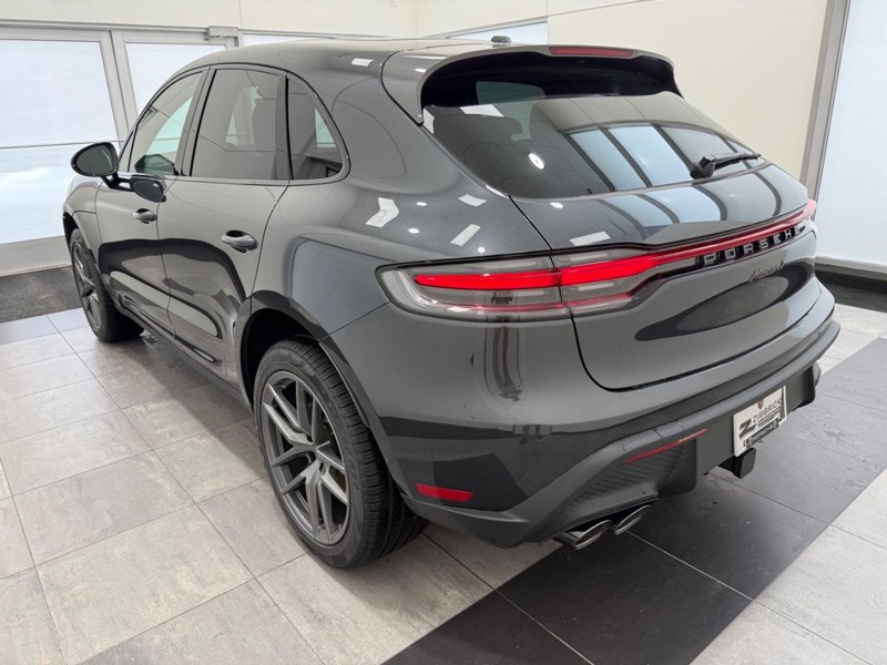 Porsche Macan Vehicle Full-screen Gallery Image 3