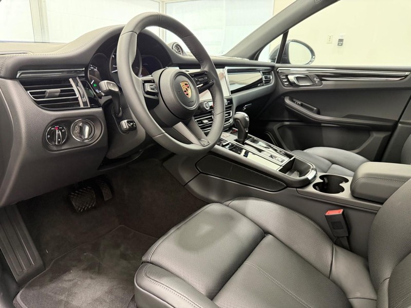 Porsche Macan Vehicle Full-screen Gallery Image 4