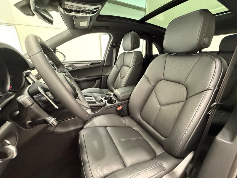 Porsche Macan Vehicle Full-screen Gallery Image 5