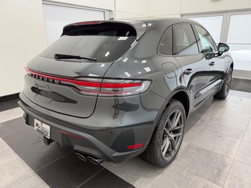 Porsche Macan Vehicle Full-screen Gallery Image 7