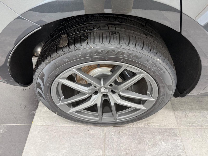 Porsche Macan Vehicle Full-screen Gallery Image 8