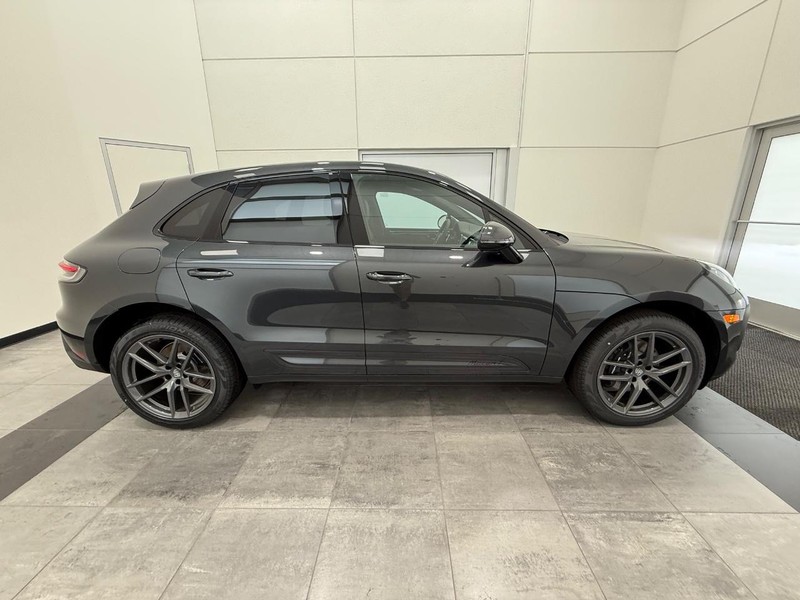 Porsche Macan Vehicle Full-screen Gallery Image 9