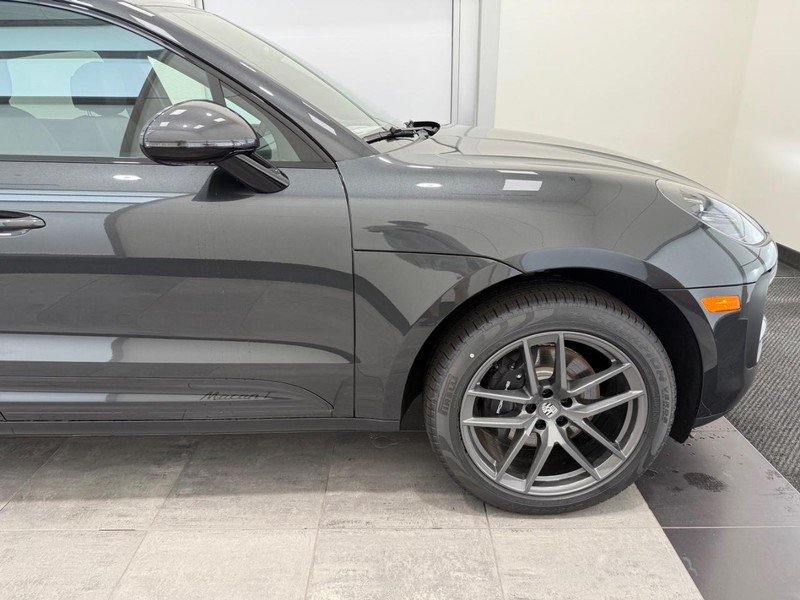 Porsche Macan Vehicle Full-screen Gallery Image 10