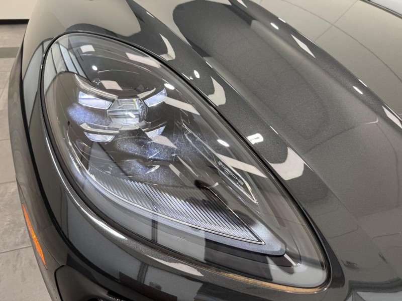 Porsche Macan Vehicle Full-screen Gallery Image 11