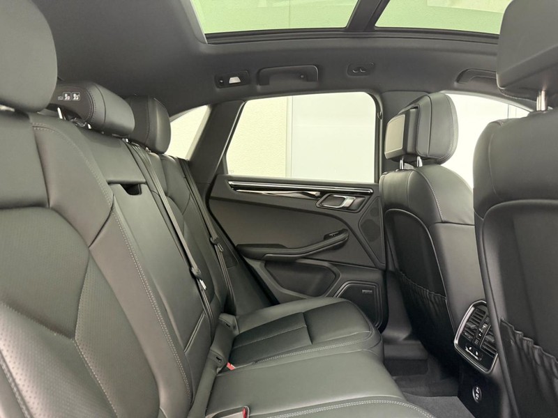 Porsche Macan Vehicle Full-screen Gallery Image 12