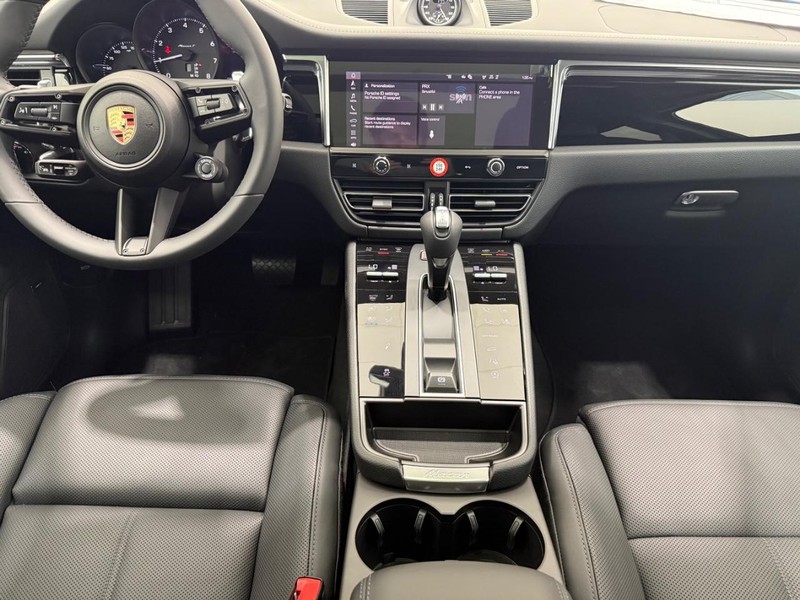 Porsche Macan Vehicle Full-screen Gallery Image 13