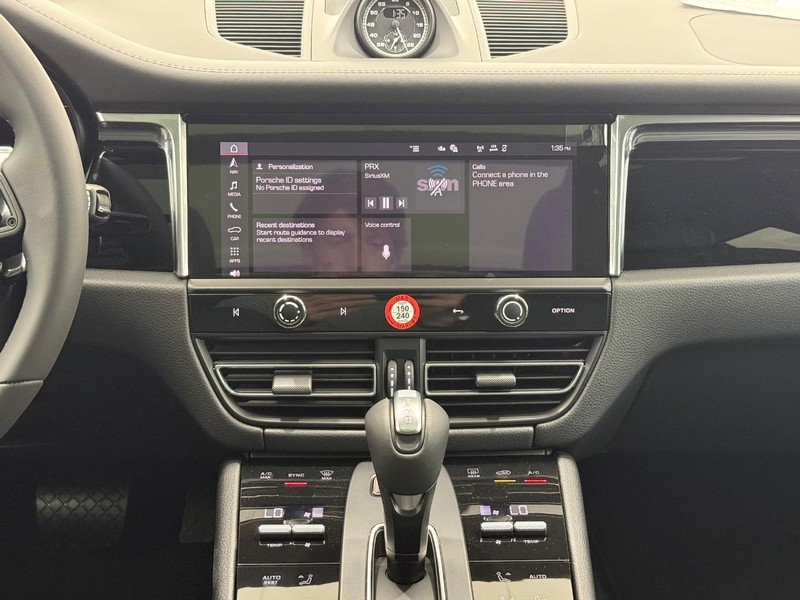 Porsche Macan Vehicle Full-screen Gallery Image 14