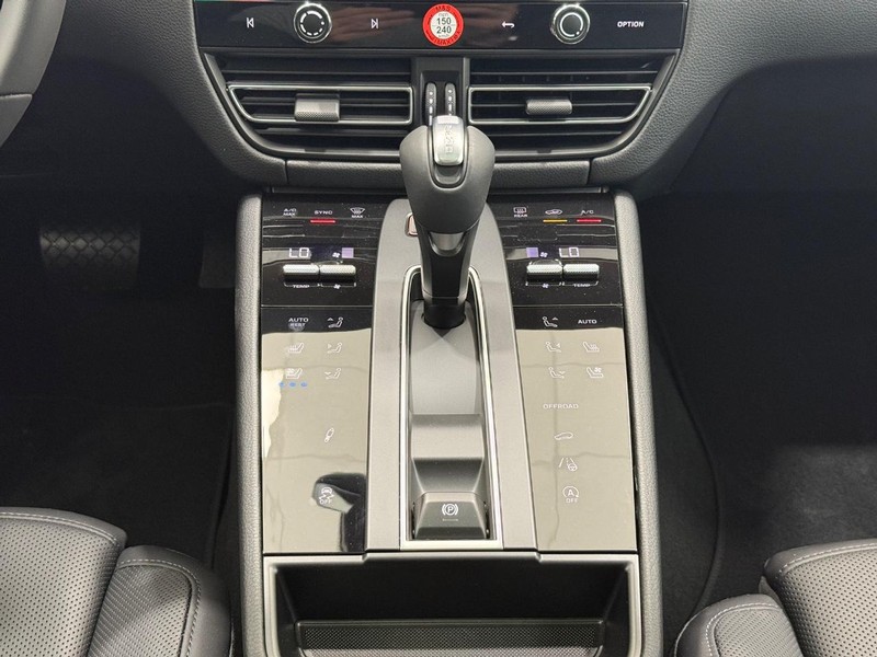 Porsche Macan Vehicle Full-screen Gallery Image 15