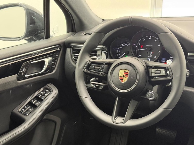 Porsche Macan Vehicle Full-screen Gallery Image 16