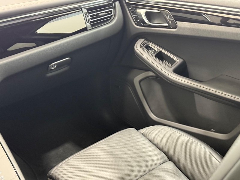 Porsche Macan Vehicle Full-screen Gallery Image 17