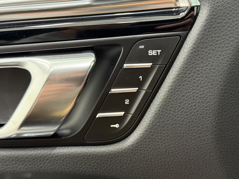 Porsche Macan Vehicle Full-screen Gallery Image 18