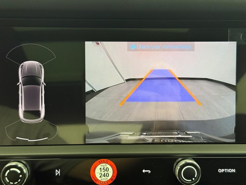 Porsche Macan Vehicle Full-screen Gallery Image 21