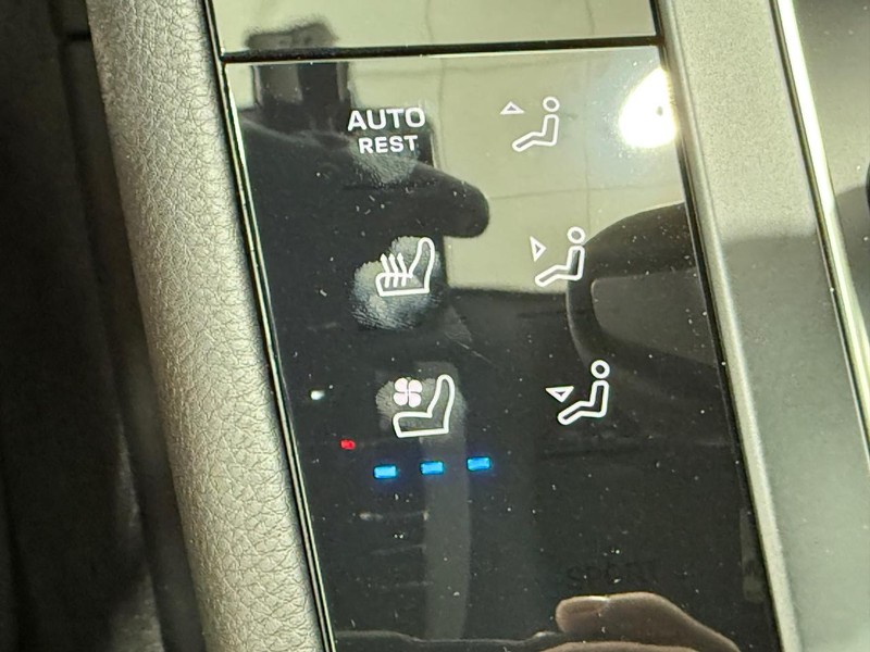 Porsche Macan Vehicle Full-screen Gallery Image 22