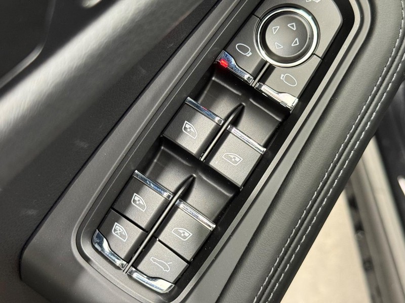 Porsche Macan Vehicle Full-screen Gallery Image 23