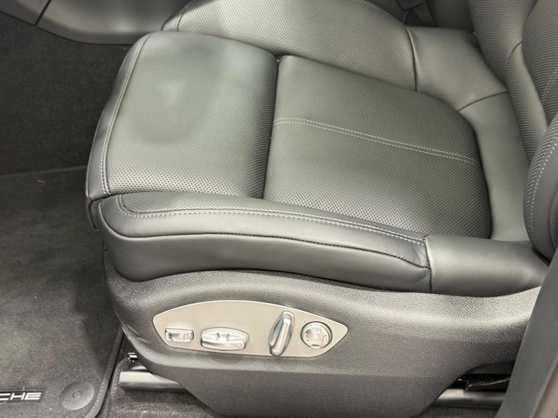 Porsche Macan Vehicle Full-screen Gallery Image 24