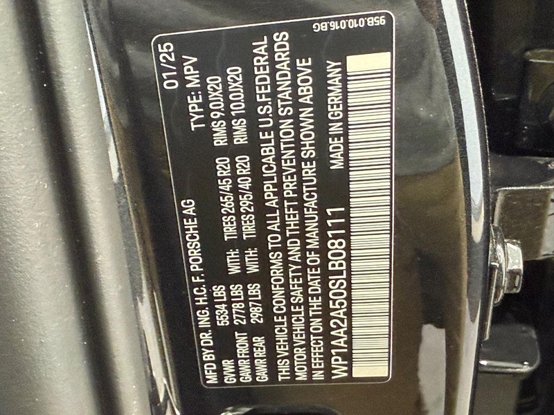 Porsche Macan Vehicle Full-screen Gallery Image 25