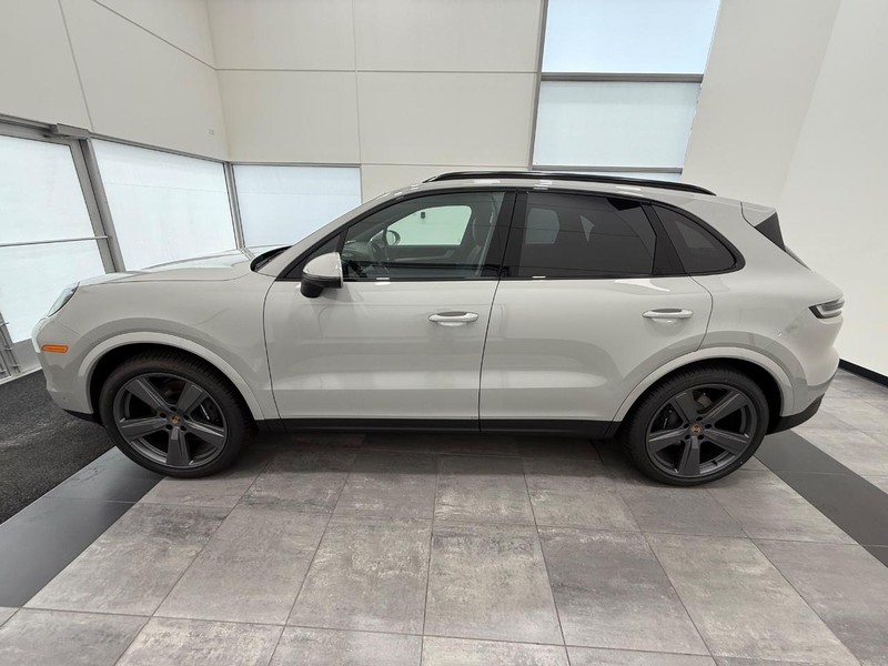 Porsche Cayenne Vehicle Full-screen Gallery Image 2