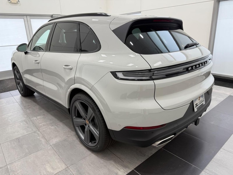 Porsche Cayenne Vehicle Full-screen Gallery Image 3