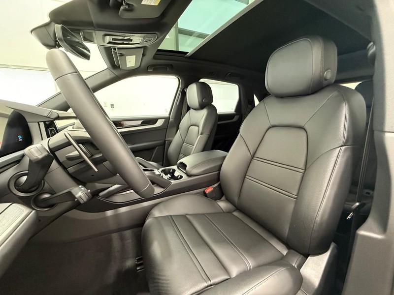 Porsche Cayenne Vehicle Full-screen Gallery Image 5
