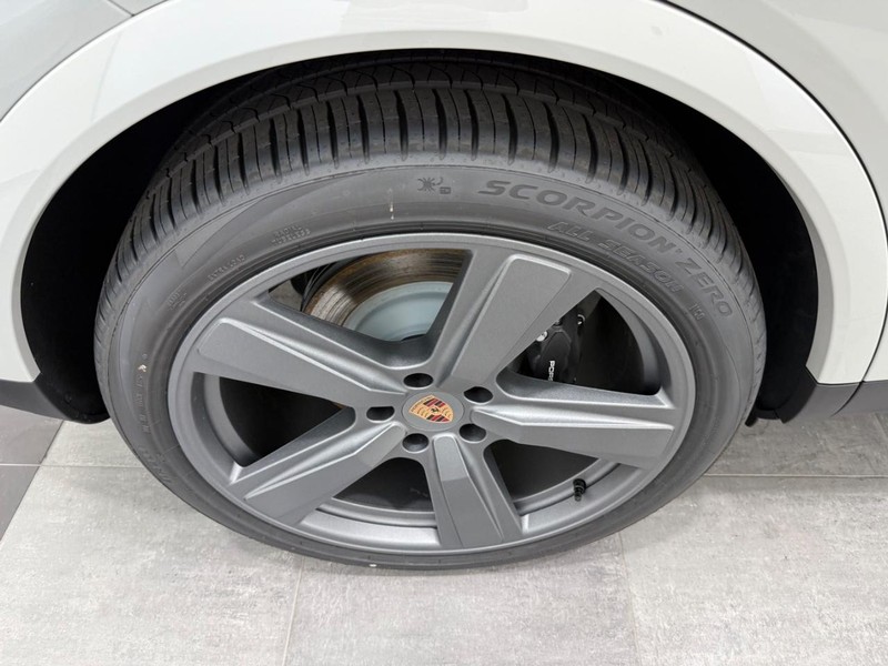 Porsche Cayenne Vehicle Full-screen Gallery Image 8