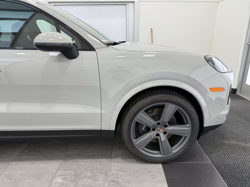 Porsche Cayenne Vehicle Full-screen Gallery Image 10