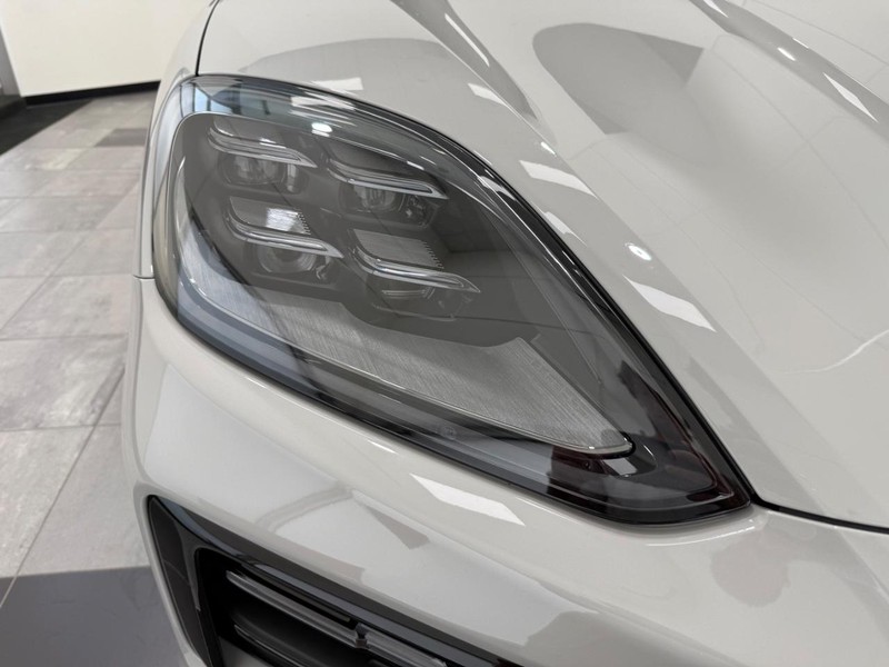 Porsche Cayenne Vehicle Full-screen Gallery Image 11